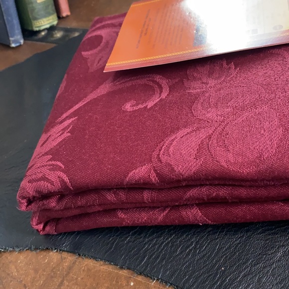 - - Linen-n-Things Red Oblong Table Cloth 60x104" NWT Autumn Harvest Damask - Picture 6 of 7
